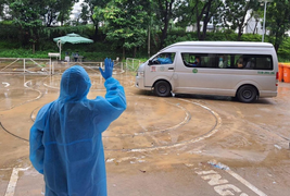 F0 ở TP.HCM bật khóc khi khỏi bệnh, được trở về nhà