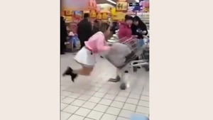 Đu xe đẩy hàng, cô gái ngã sấp mặt trong siêu thị 