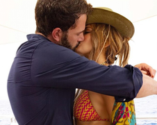 Jennifer Lopez hôn say đắm Ben Affleck nhân sinh nhật 52 tuổi 