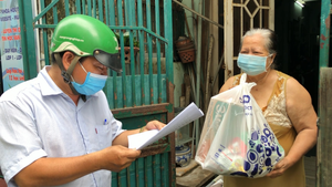 Video: Cán bộ phường mang quà trao tận tay người ảnh hưởng dịch ở TP.HCM