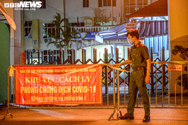 Ảnh: Dựng lều dã chiến ngay trong đêm, phong toả Bệnh viện Phổi Hà Nội