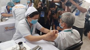 Phó Chủ tịch TP.HCM: Tiến độ tiêm vaccine COVID-19 chậm, mong bà con kiên nhẫn 