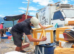 Ảnh: Tất bật chuyển hải sản trước giờ đóng cửa cảng cá lớn nhất miền Trung