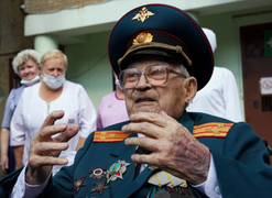 Cựu chiến binh Nga 102 tuổi đánh bại COVID-19 dù phổi tổn thương 80%