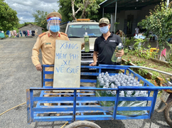 Cảnh sát phát xăng, nhu yếu phẩm miễn phí cho người dân về quê