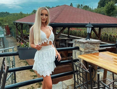 Vẻ đẹp kiểu búp bê Barbie của Hoa hậu Hoàn vũ Kosovo 2021 