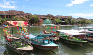 Ảnh: Phố cổ Hội An vắng lặng như tờ trong ngày đầu giãn cách xã hội