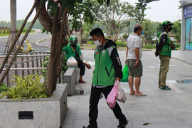 TP.HCM: Shipper phải đeo băng tay, bảng tên nhận diện khi giao hàng