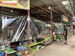 Cảnh mua bán khác lạ chưa từng có ở chợ Hà Nội 