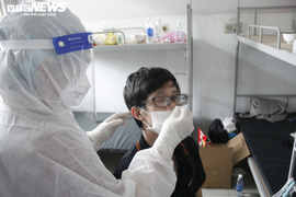 Ảnh: Theo chân bác sĩ đi lấy mẫu xét nghiệm PCR cho bệnh nhân COVID-19