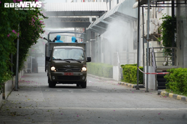 Ảnh: Xuất hiện ca COVID-19, Bộ Tư lệnh Thủ đô phun khử khuẩn KCN Chương Mỹ