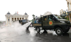 Ảnh: Hà Nội phun khử khuẩn diện rộng quanh Hồ Gươm