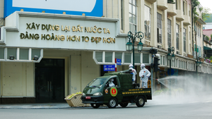Video: Lần đầu tiên dàn xe đặc chủng phun khử khuẩn diện rộng ở Hà Nội
