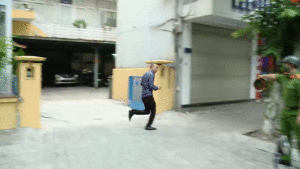 Theo chân lực lượng chức năng xử phạt người phớt lờ lệnh giãn cách ở Hà Nội