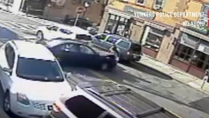 Video: Bé gái 8 tuổi kẹt dưới gầm xe hơi của tài xế say rượu