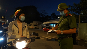 Video: Ra đường sau 18h, nhiều người ở TP.HCM bị xử phạt