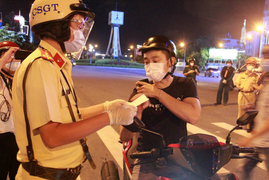 TP.HCM: Người đàn ông ra đường sau 18h để rút tiền bị phạt 2 triệu đồng