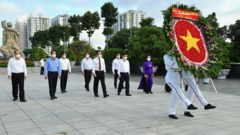 Lãnh đạo TP.HCM dâng hoa, dâng hương tưởng niệm các anh hùng liệt sĩ