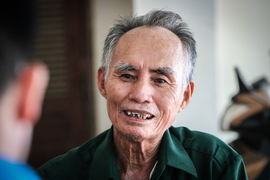 Anh hùng phá bom nổ chậm kể chuyện 'bị thần chết bỏ quên'