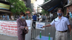 Video: Nhiều khu chợ ở Hà Nội áp dụng 'tem phiếu' ngày chẵn, lẻ