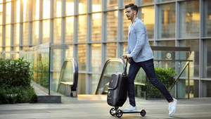 Video: Cận cảnh scooter điện tích hợp balo, kết nối wifi và GPS