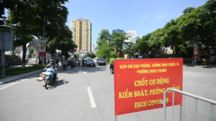 Video: Hà Nội lập chốt kiểm soát COVID-19 tại các tuyến phố trung tâm