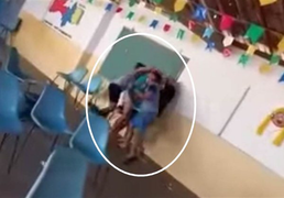 Đi tiêm vaccine COVID-19, gặp ngay chồng âu yếm cùng tiểu tam