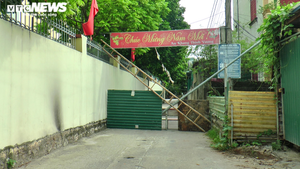 Ảnh: Xã ngoại thành Hà Nội dùng thang tre, ghế đá làm chốt kiểm soát phòng dịch