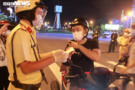 Người dân TP.HCM đi tiêm vaccine COVID-19 phải đeo thẻ nhận diện