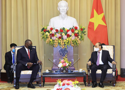 Chủ tịch nước mong muốn Hoa Kỳ hỗ trợ tiếp cận các nguồn vaccine phòng COVID-19