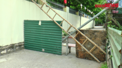 Dùng ghế đá, tấm tôn, thép B40 rào làng, ngăn người lạ phòng dịch ở Hà Nội