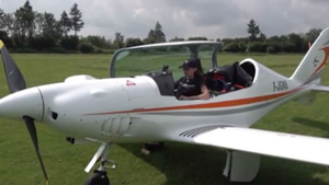 Video: Cô gái 19 tuổi lái máy bay vòng quanh thế giới