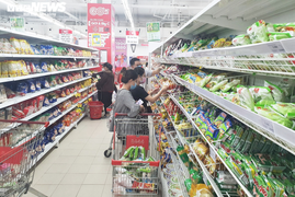 Dân đổ xô đi mua đồ trước ngày áp dụng giãn cách: Siêu thị ở Đà Nẵng đầy ắp hàng