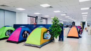 Ngân hàng ở TP.HCM cho nhân viên ăn, ngủ, làm việc tại văn phòng