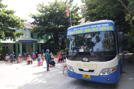 Xe buýt thành siêu thị mini phục vụ dân trong đại dịch ở Khánh Hòa
