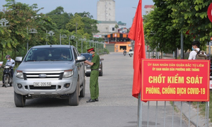 Video: Người dân nhiều phường ở Hà Nội được phát 'phiếu ra đường'