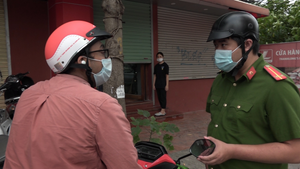 Video: Siết chặt phòng dịch, Hà Nội nhắc nhở, xử lý người nước ngoài vi phạm