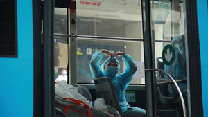 Video: Hà Nội đưa 50 F1 tại quận Hai Bà Trưng đi cách ly tập trung