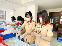 TP.HCM: CSGT vào bếp nấu cơm gửi tuyến đầu chống dịch COVID-19