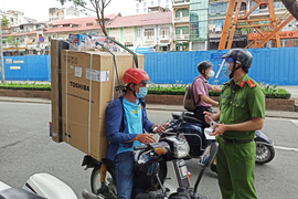 Khi quạt, bếp gas gặp khó vì không phải là 'hàng thiết yếu'