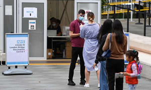 Số ca COVID-19 mới tại Anh giảm 7 ngày liên tiếp