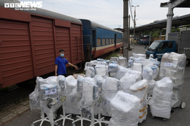 Cận cảnh toa tàu vận chuyển hơn 10 tấn trang thiết bị y tế vào TP.HCM chống dịch