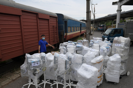 Chuyển thiết bị y tế lên tàu hỏa vào TP.HCM, lắp đặt cho bệnh viện dã chiến