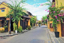 Ảnh: Phố cổ Hội An lặng lẽ trong ngày đầu giãn cách xã hội theo Chỉ thị 16