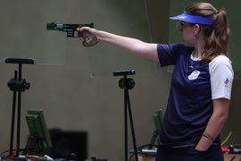 Giành 2 HCV Olympic, xạ thủ Nga bị dân mạng dạy lại cách cầm súng