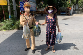 Người dân nấu ăn miễn phí, tặng hoa quả các chiến sĩ nơi tuyến đầu chống dịch