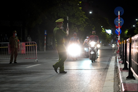 Ảnh: Ra đường không lí do lúc nửa đêm, nhiều người dân bị chốt kiểm soát xử phạt