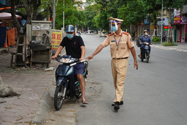 1001 lý do ra đường khi không cần thiết của người dân Hà Nội
