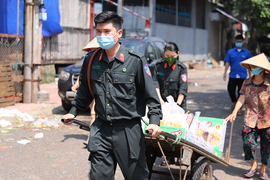 Hà Nội: CSCĐ tặng hàng thiết yếu cho người dân xóm ngụ cư cầu Long Biên
