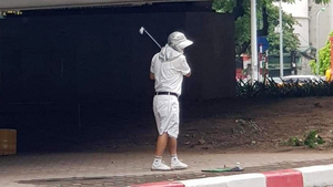 Phạt người đàn ông bất chấp lệnh giãn cách vẫn ra gầm cầu luyện đánh golf
